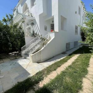 Marsa cité les Pins agréable villa 3 chambres avec jardin garage à louer