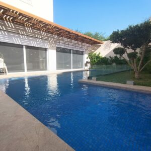 Jolie petite résidence moderne, intime et sécurisée loin du bruit. Se situe en retrait de la route de Gammarth Route du Relais