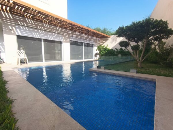 Jolie petite résidence moderne, intime et sécurisée loin du bruit. Se situe en retrait de la route de Gammarth Route du Relais