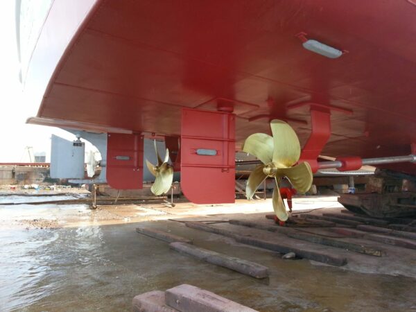 Bateau restaurant de 50 mètres équipé avec terrasse aménagée en extérieure en espace bar cocktails salon de thé petite restauration