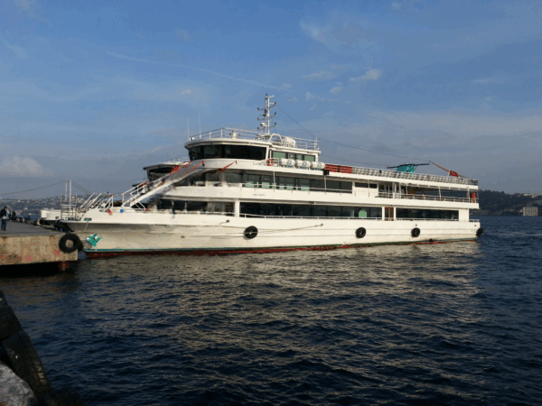 Bateau restaurant de 50 mètres équipé avec terrasse aménagée en extérieure en espace bar cocktails salon de thé petite restauration
