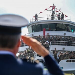Bateau restaurant de 50 mètres équipé avec terrasse aménagée en extérieure en espace bar cocktails salon de thé petite restauration
