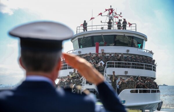 Bateau restaurant de 50 mètres équipé avec terrasse aménagée en extérieure en espace bar cocktails salon de thé petite restauration
