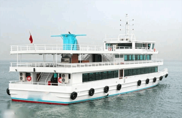 Bateau restaurant de 50 mètres équipé avec terrasse aménagée en extérieure en espace bar cocktails salon de thé petite restauration