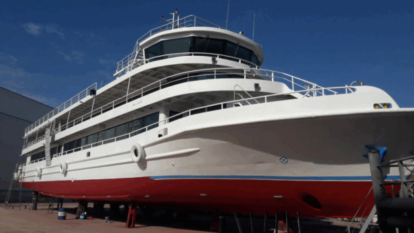 Bateau restaurant de 50 mètres équipé avec terrasse aménagée en extérieure en espace bar cocktails salon de thé petite restauration