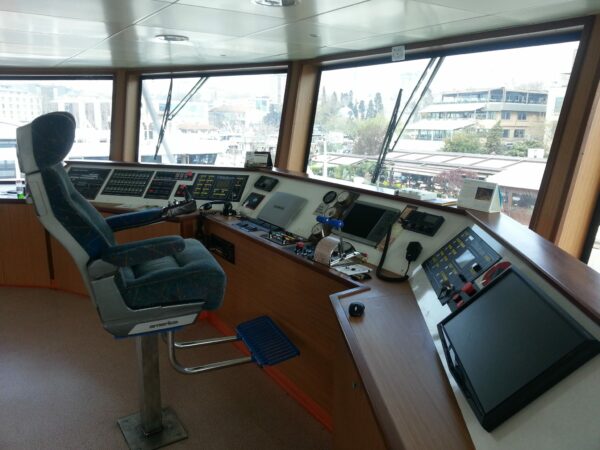 Bateau restaurant de 50 mètres équipé avec terrasse aménagée en extérieure en espace bar cocktails salon de thé petite restauration