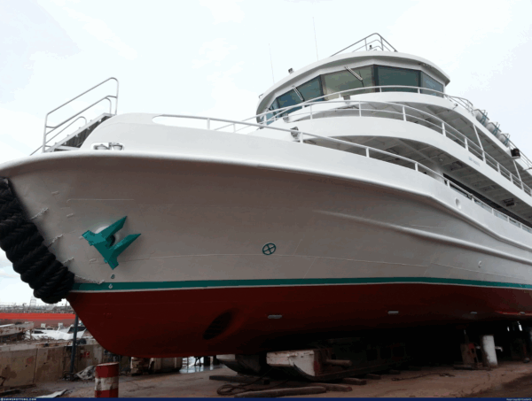 Bateau restaurant de 50 mètres équipé avec terrasse aménagée en extérieure en espace bar cocktails salon de thé petite restauration