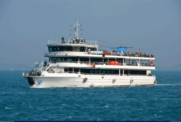 Bateau restaurant de 50 mètres équipé avec terrasse aménagée en extérieure en espace bar cocktails salon de thé petite restauration