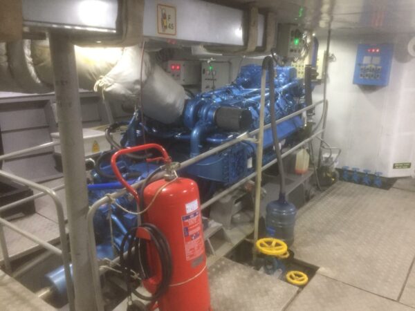 Bateau restaurant de 50 mètres équipé avec terrasse aménagée en extérieure en espace bar cocktails salon de thé petite restauration