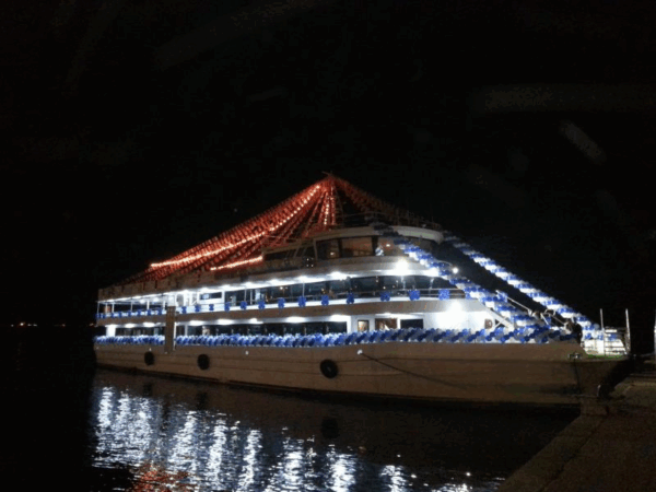 Bateau restaurant de 50 mètres équipé avec terrasse aménagée en extérieure en espace bar cocktails salon de thé petite restauration