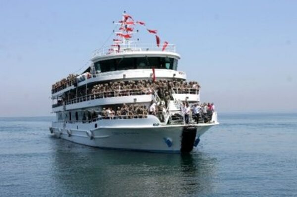 Bateau restaurant de 50 mètres équipé avec terrasse aménagée en extérieure en espace bar cocktails salon de thé petite restauration