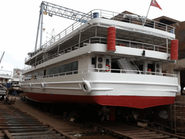 Bateau restaurant de 50 mètres équipé avec terrasse aménagée en extérieure en espace bar cocktails salon de thé petite restauration