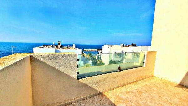 Villa de luxe de luxe à vendre sur la Marina Gammarth, elle se situe face au port de plaisance et profite d'un cadre prestigieux gardé et sécurisé