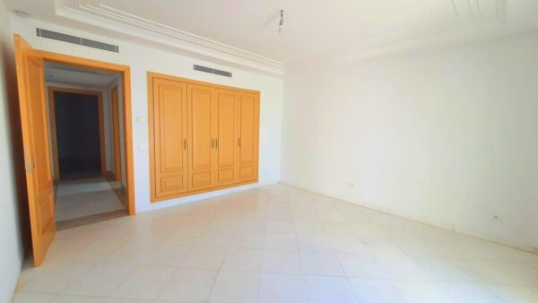 Villa de luxe de luxe à vendre sur la Marina Gammarth, elle se situe face au port de plaisance et profite d'un cadre prestigieux gardé et sécurisé