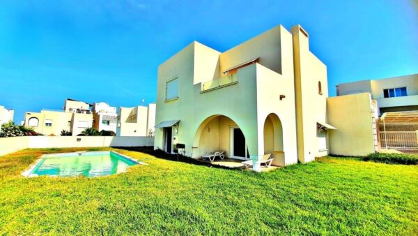 Villa de luxe de luxe à vendre sur la Marina Gammarth, elle se situe face au port de plaisance et profite d'un cadre prestigieux gardé et sécurisé