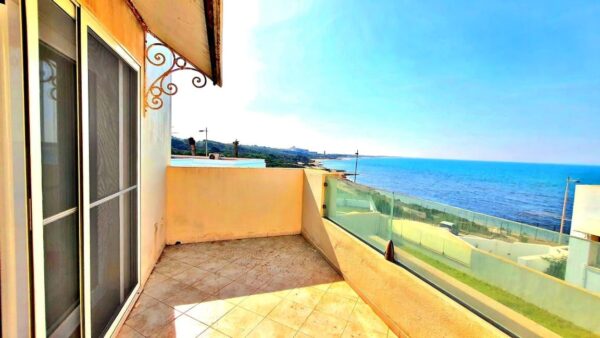 Villa de luxe de luxe à vendre sur la Marina Gammarth, elle se situe face au port de plaisance et profite d'un cadre prestigieux gardé et sécurisé