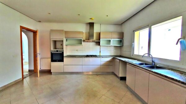 Villa de luxe de luxe à vendre sur la Marina Gammarth, elle se situe face au port de plaisance et profite d'un cadre prestigieux gardé et sécurisé