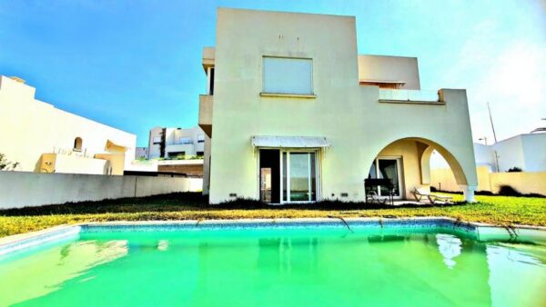 Marina Gammarth a vendre grande villa s3 haut standing avec jardin et piscine
