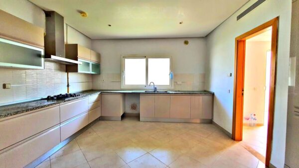 Villa de luxe de luxe à vendre sur la Marina Gammarth, elle se situe face au port de plaisance et profite d'un cadre prestigieux gardé et sécurisé