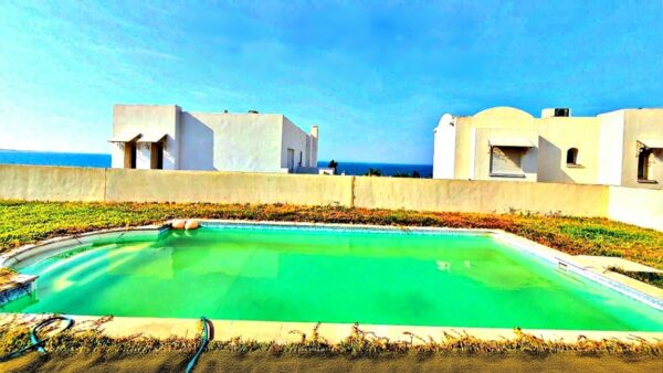 Villa de luxe de luxe à vendre sur la Marina Gammarth, elle se situe face au port de plaisance et profite d'un cadre prestigieux gardé et sécurisé