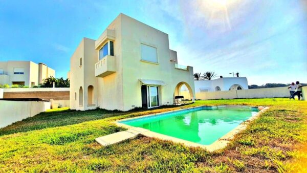 Villa de luxe de luxe à vendre sur la Marina Gammarth, elle se situe face au port de plaisance et profite d'un cadre prestigieux gardé et sécurisé