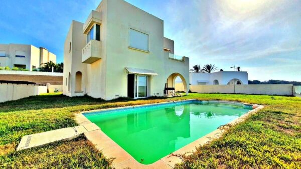 Villa de luxe de luxe à vendre sur la Marina Gammarth, elle se situe face au port de plaisance et profite d'un cadre prestigieux gardé et sécurisé