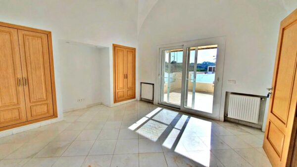 Villa de luxe de luxe à vendre sur la Marina Gammarth, elle se situe face au port de plaisance et profite d'un cadre prestigieux gardé et sécurisé