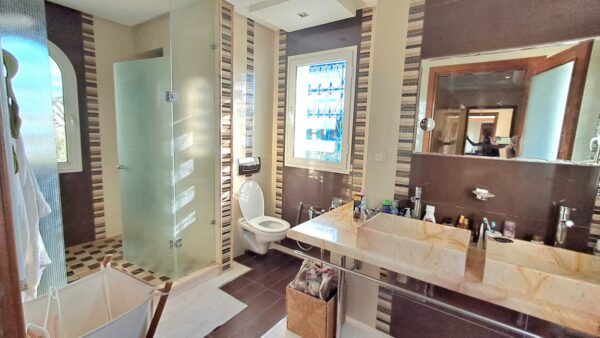 Gammarth Supérieur s'impose comme l'un des quartiers les plus prestigieux du Grand Tunis. Situé au nord de la capitale, il fait partie de la région de La Marsa, connue pour son littoral élégant et sa qualité de vie exceptionnelle