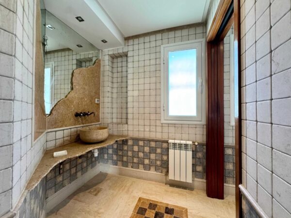 Gammarth Supérieur s'impose comme l'un des quartiers les plus prestigieux du Grand Tunis. Situé au nord de la capitale, il fait partie de la région de La Marsa, connue pour son littoral élégant et sa qualité de vie exceptionnelle