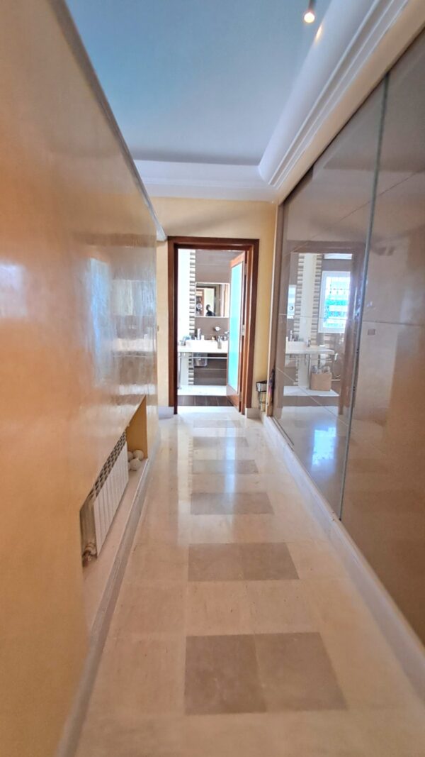 Gammarth Supérieur s'impose comme l'un des quartiers les plus prestigieux du Grand Tunis. Situé au nord de la capitale, il fait partie de la région de La Marsa, connue pour son littoral élégant et sa qualité de vie exceptionnelle