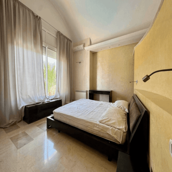 Gammarth Supérieur s'impose comme l'un des quartiers les plus prestigieux du Grand Tunis. Situé au nord de la capitale, il fait partie de la région de La Marsa, connue pour son littoral élégant et sa qualité de vie exceptionnelle