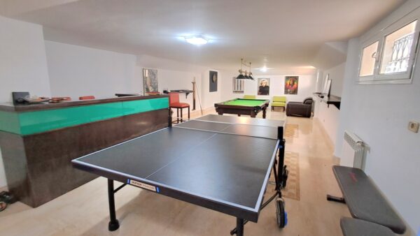 Gammarth Supérieur s'impose comme l'un des quartiers les plus prestigieux du Grand Tunis. Situé au nord de la capitale, il fait partie de la région de La Marsa, connue pour son littoral élégant et sa qualité de vie exceptionnelle