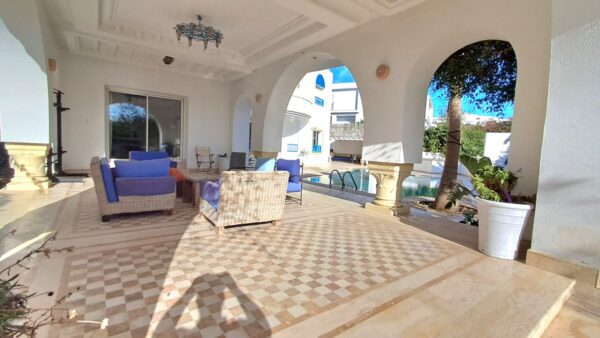 Gammarth Supérieur s'impose comme l'un des quartiers les plus prestigieux du Grand Tunis. Situé au nord de la capitale, il fait partie de la région de La Marsa, connue pour son littoral élégant et sa qualité de vie exceptionnelle