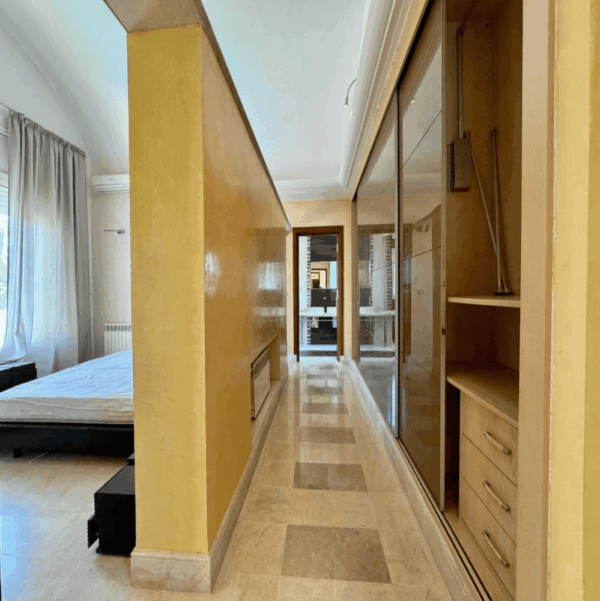 Gammarth Supérieur s'impose comme l'un des quartiers les plus prestigieux du Grand Tunis. Situé au nord de la capitale, il fait partie de la région de La Marsa, connue pour son littoral élégant et sa qualité de vie exceptionnelle