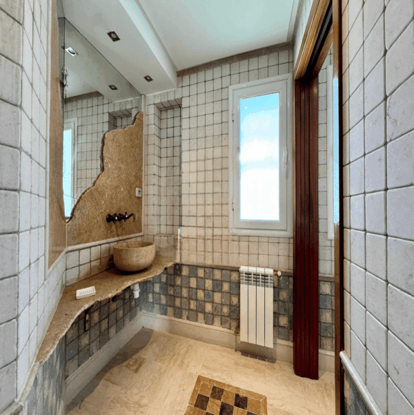 Gammarth Supérieur s'impose comme l'un des quartiers les plus prestigieux du Grand Tunis. Situé au nord de la capitale, il fait partie de la région de La Marsa, connue pour son littoral élégant et sa qualité de vie exceptionnelle