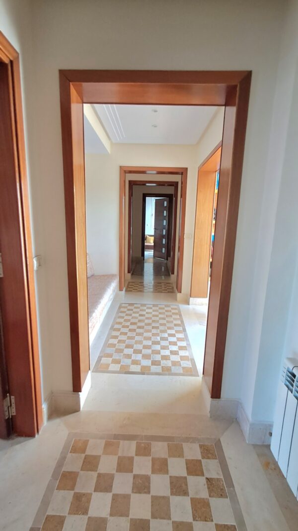 Gammarth Supérieur s'impose comme l'un des quartiers les plus prestigieux du Grand Tunis. Situé au nord de la capitale, il fait partie de la région de La Marsa, connue pour son littoral élégant et sa qualité de vie exceptionnelle