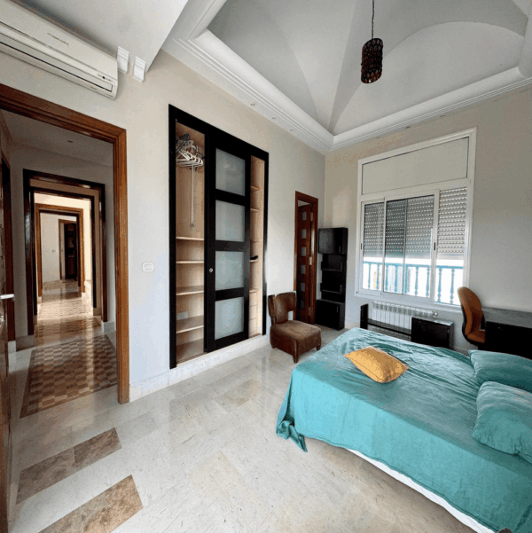 Gammarth Supérieur s'impose comme l'un des quartiers les plus prestigieux du Grand Tunis. Situé au nord de la capitale, il fait partie de la région de La Marsa, connue pour son littoral élégant et sa qualité de vie exceptionnelle