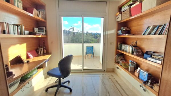 Gammarth Supérieur s'impose comme l'un des quartiers les plus prestigieux du Grand Tunis. Situé au nord de la capitale, il fait partie de la région de La Marsa, connue pour son littoral élégant et sa qualité de vie exceptionnelle