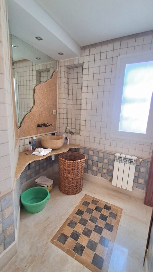 Gammarth Supérieur s'impose comme l'un des quartiers les plus prestigieux du Grand Tunis. Situé au nord de la capitale, il fait partie de la région de La Marsa, connue pour son littoral élégant et sa qualité de vie exceptionnelle