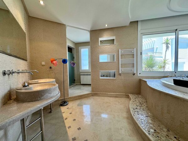 Gammarth Supérieur s'impose comme l'un des quartiers les plus prestigieux du Grand Tunis. Situé au nord de la capitale, il fait partie de la région de La Marsa, connue pour son littoral élégant et sa qualité de vie exceptionnelle