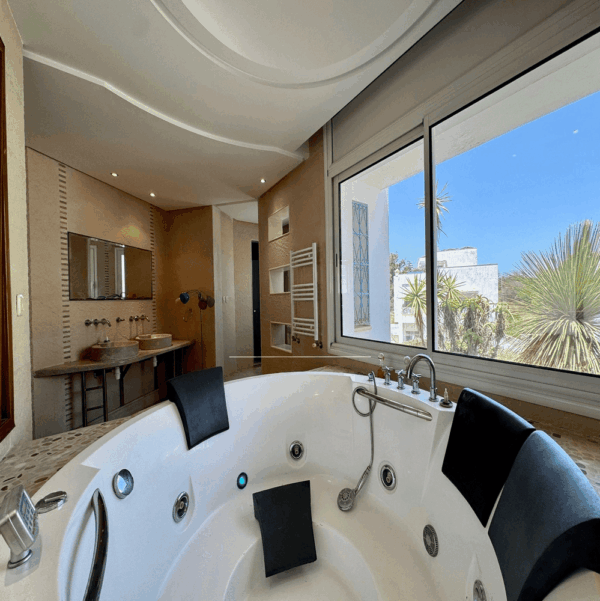 Gammarth Supérieur s'impose comme l'un des quartiers les plus prestigieux du Grand Tunis. Situé au nord de la capitale, il fait partie de la région de La Marsa, connue pour son littoral élégant et sa qualité de vie exceptionnelle