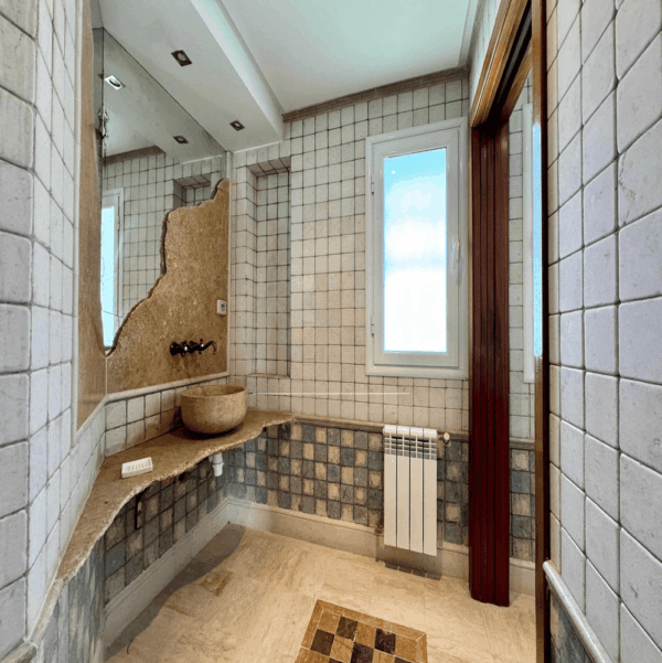 Gammarth Supérieur s'impose comme l'un des quartiers les plus prestigieux du Grand Tunis. Situé au nord de la capitale, il fait partie de la région de La Marsa, connue pour son littoral élégant et sa qualité de vie exceptionnelle