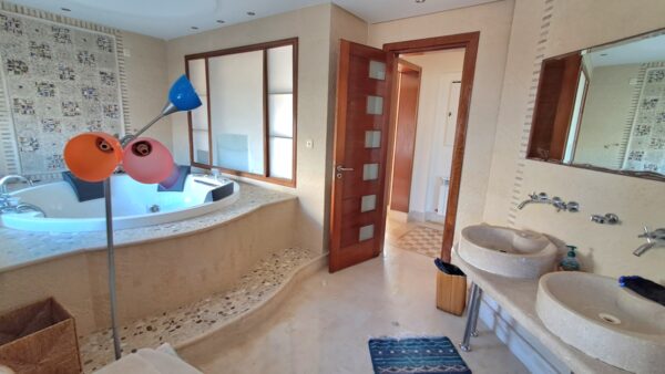 Gammarth Supérieur s'impose comme l'un des quartiers les plus prestigieux du Grand Tunis. Situé au nord de la capitale, il fait partie de la région de La Marsa, connue pour son littoral élégant et sa qualité de vie exceptionnelle