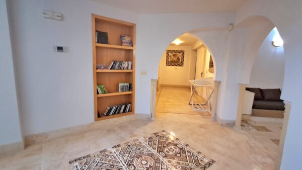 Gammarth Supérieur s'impose comme l'un des quartiers les plus prestigieux du Grand Tunis. Situé au nord de la capitale, il fait partie de la région de La Marsa, connue pour son littoral élégant et sa qualité de vie exceptionnelle