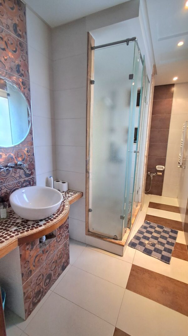 Gammarth Supérieur s'impose comme l'un des quartiers les plus prestigieux du Grand Tunis. Situé au nord de la capitale, il fait partie de la région de La Marsa, connue pour son littoral élégant et sa qualité de vie exceptionnelle