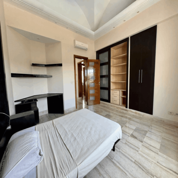 Gammarth Supérieur s'impose comme l'un des quartiers les plus prestigieux du Grand Tunis. Situé au nord de la capitale, il fait partie de la région de La Marsa, connue pour son littoral élégant et sa qualité de vie exceptionnelle