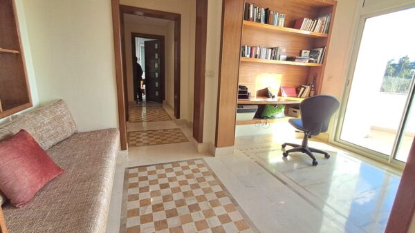 Gammarth Supérieur s'impose comme l'un des quartiers les plus prestigieux du Grand Tunis. Situé au nord de la capitale, il fait partie de la région de La Marsa, connue pour son littoral élégant et sa qualité de vie exceptionnelle