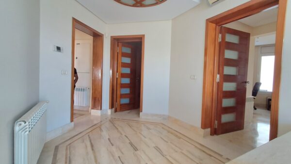 Gammarth Supérieur s'impose comme l'un des quartiers les plus prestigieux du Grand Tunis. Situé au nord de la capitale, il fait partie de la région de La Marsa, connue pour son littoral élégant et sa qualité de vie exceptionnelle