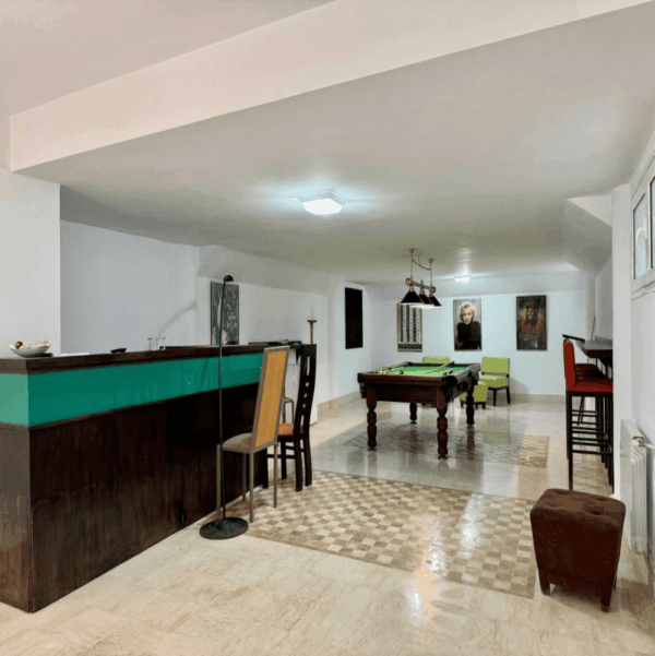 Gammarth Supérieur s'impose comme l'un des quartiers les plus prestigieux du Grand Tunis. Situé au nord de la capitale, il fait partie de la région de La Marsa, connue pour son littoral élégant et sa qualité de vie exceptionnelle