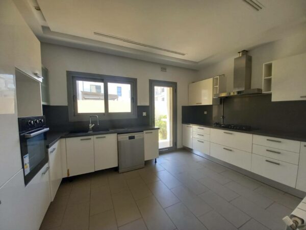 A louer rez de chaussée de villa type umelée meublée 3 chambres avec jardin terrasse piscine sur Gammarth zone touristique